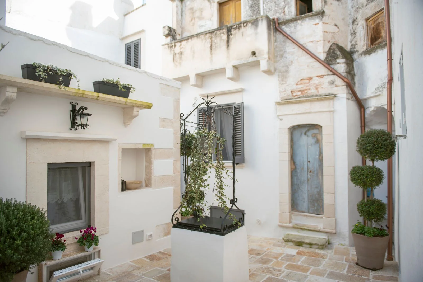 The stone courtyard at L'Antico Pozzo