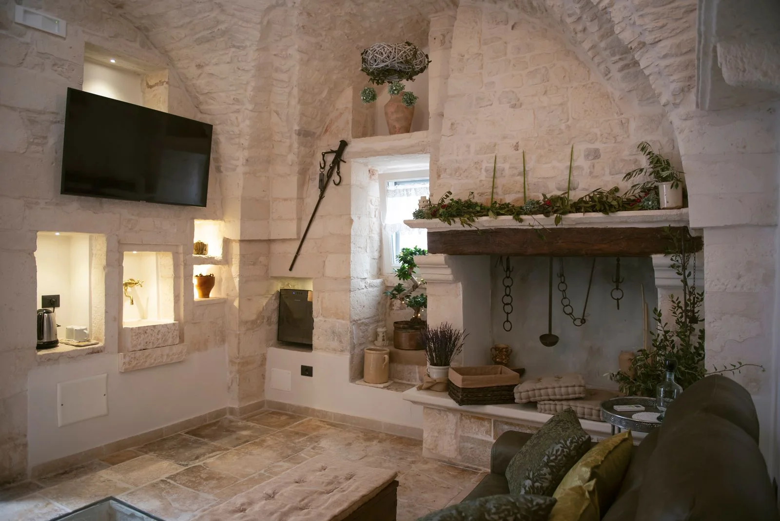 The relaxation room with fireplace and television